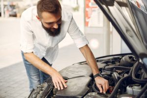 Réparer sa voiture : les avantages des pièces d’occasion