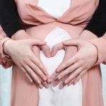 femmes enceinte mains sur le ventre