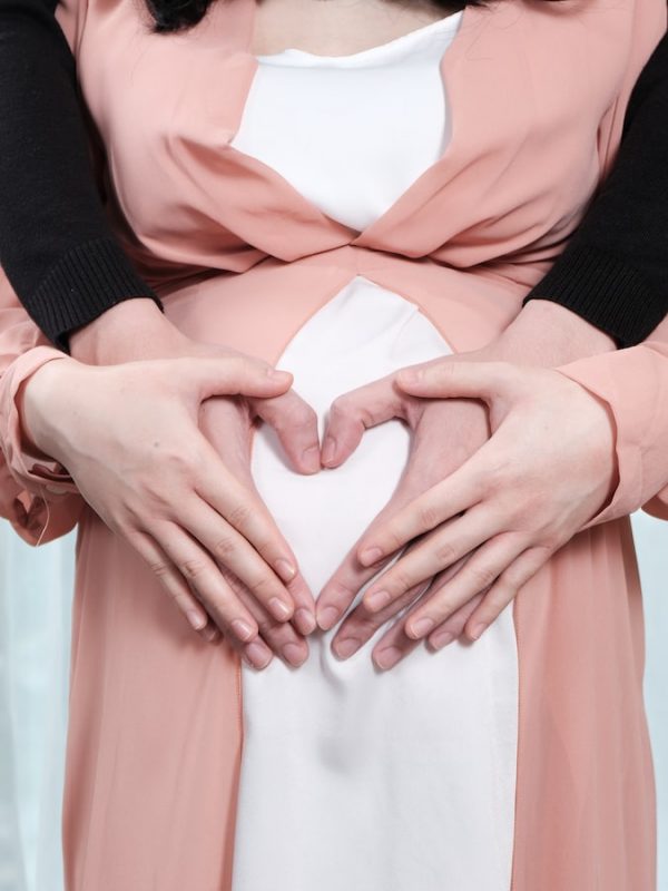 femmes enceinte mains sur le ventre