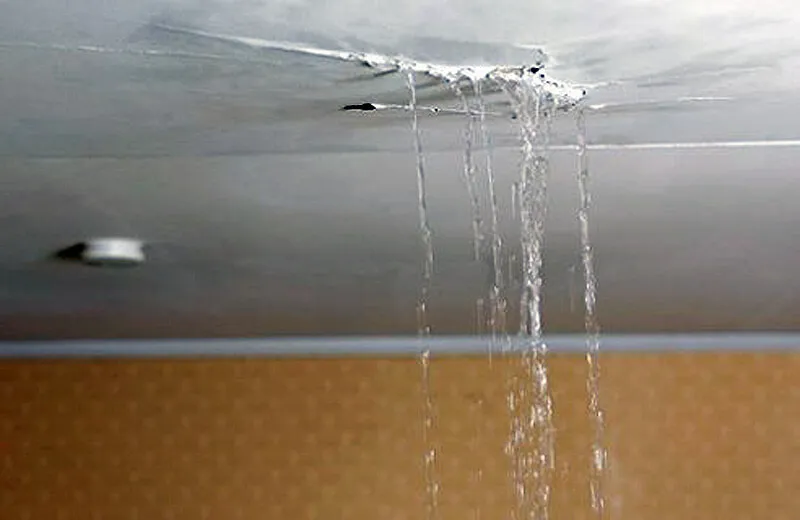 Comment faire pour arrêter une fuite d’eau dans la toiture ?