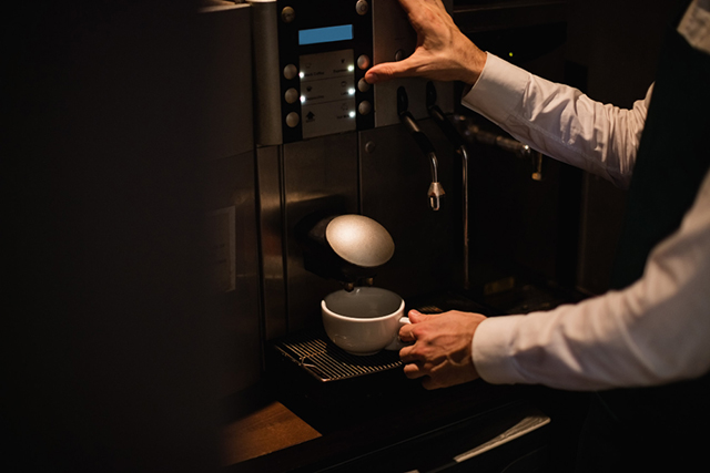 Optimiser l’utilisation de votre café distributeur automatique pour un gain de temps maximal