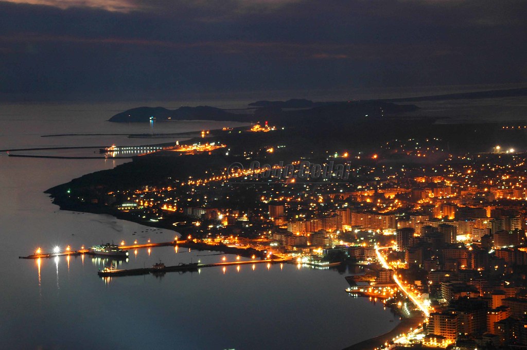 Vlora de nuit en Albanie