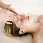 Massage facial : votre routine beauté pour une peau éclatante et rajeunie