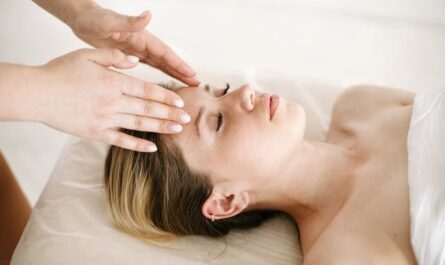 Massage facial : votre routine beauté pour une peau éclatante et rajeunie