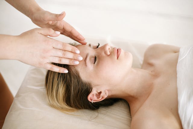 Massage facial : votre routine beauté pour une peau éclatante et rajeunie