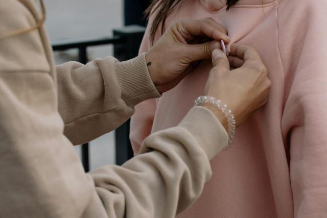 Sweat personnalisé entreprise : broderie ou DTF selon l&rsquo;usage